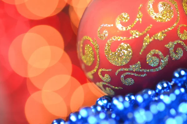 Decoração de Natal, bola de Natal contra fundo bokeh — Fotografia de Stock