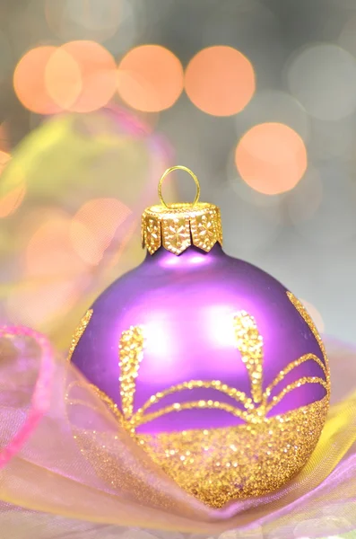 Новорічна прикраса, фіолетовий різдвяний м'яч на фоні боке — стокове фото