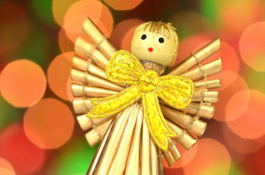 Noel dekorasyon, altın meleği saman bokeh arka plan yaptı