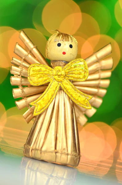 Christmas decoration, golden angel made of straw against bokeh background — Stock Photo, Image