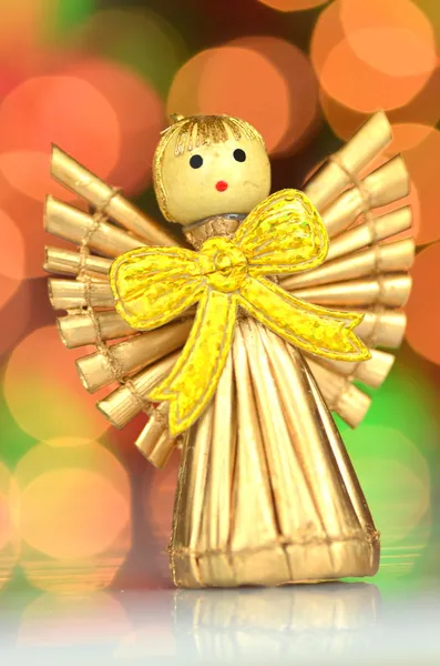 Christmas decoration, golden angel made of straw against bokeh background — Stock Photo, Image