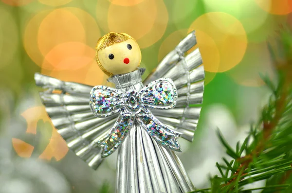 Christmas decoration, silver angel made of straw and bokeh background — Stock Photo, Image