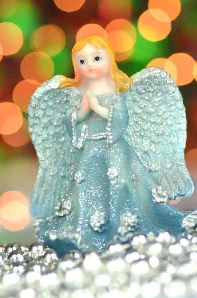 Decoração de Natal, figura de anjo azul contra fundo bokeh — Fotografia de Stock