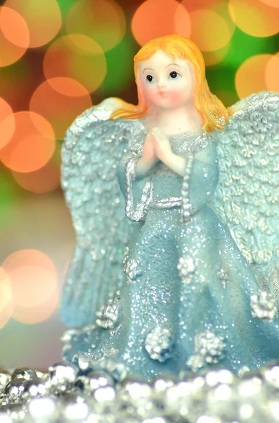 Decoração de Natal, figura de anjo azul contra fundo bokeh — Fotografia de Stock