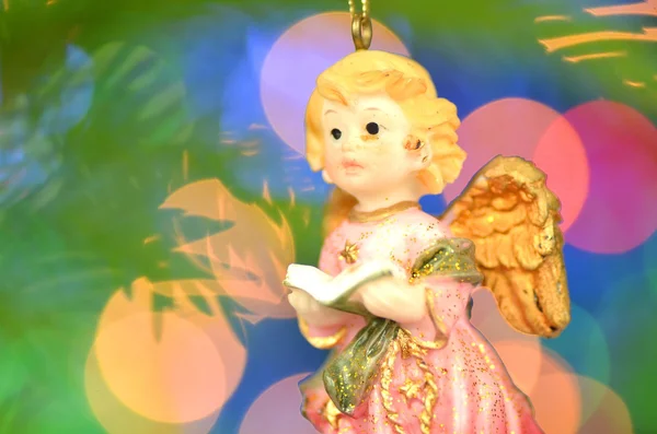 Decoração de Natal, figura de pequeno anjo cantando canções contra fundo bokeh — Fotografia de Stock