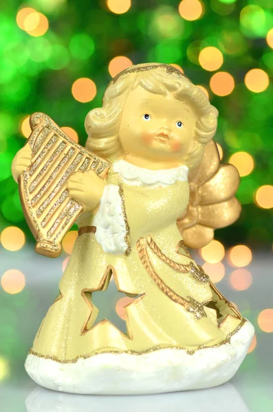 Decoração de Natal, figura de anjo tocando a harpa contra fundo bokeh — Fotografia de Stock