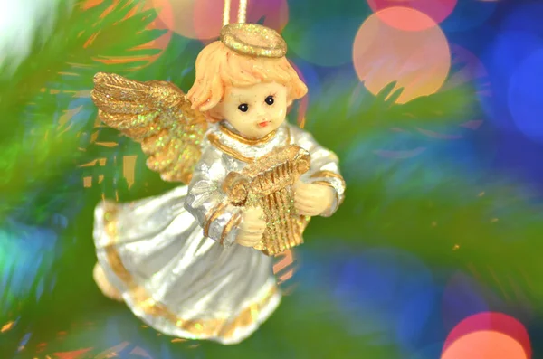 Decoração de Natal, figura de pequeno anjo tocando a harpa contra fundo bokeh — Fotografia de Stock