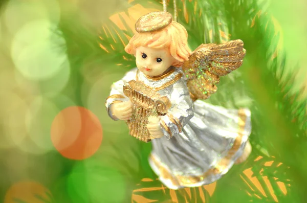 Decoração de Natal, figura de pequeno anjo tocando a harpa contra fundo bokeh — Fotografia de Stock
