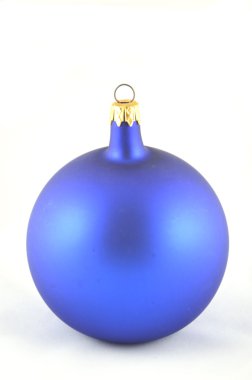 Mavi noel balosu beyaz arkaplanda izole