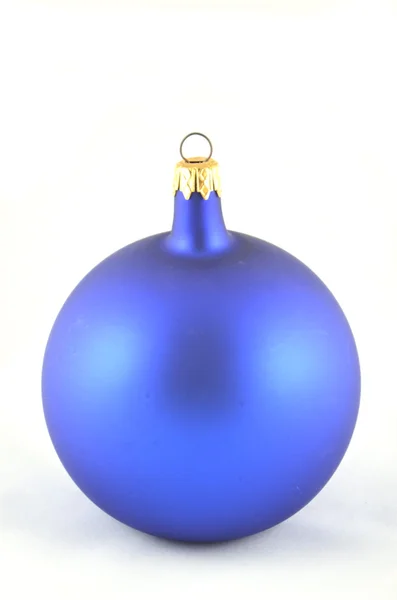 하얀 배경에 고립된 푸른 크리스마스 공 — 스톡 사진
