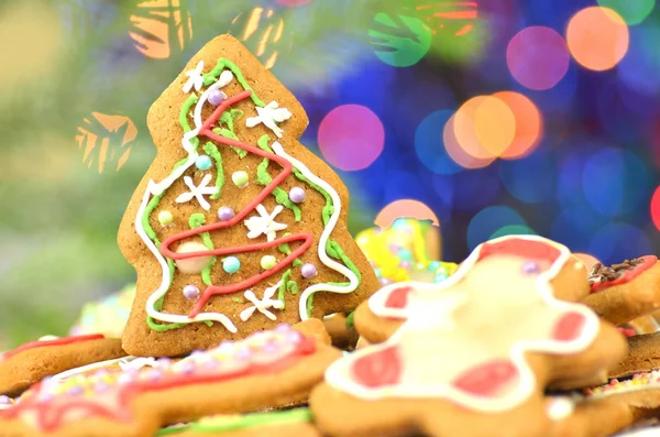 Pyszne ciasteczka świąteczne zdobione na tle bokeh — Zdjęcie stockowe