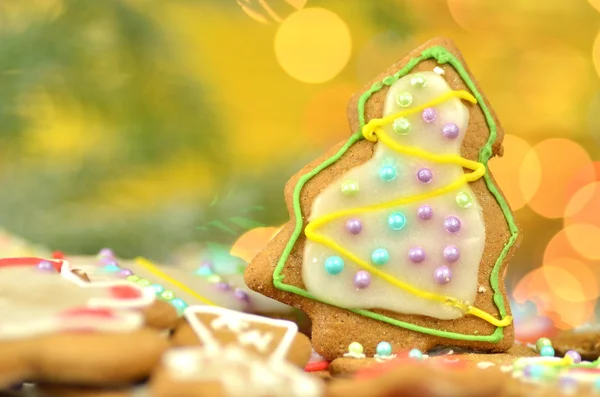 Heerlijke ingerichte kerstkoekjes op de achtergrond bokeh — Stockfoto