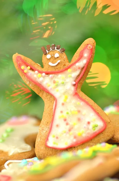 Deliciosos biscoitos de Natal decorados em fundo bokeh — Fotografia de Stock