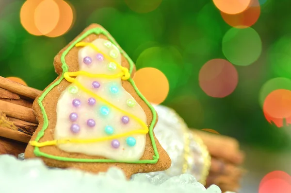 Deliciosas galletas de Navidad decoradas sobre fondo bokeh —  Fotos de Stock