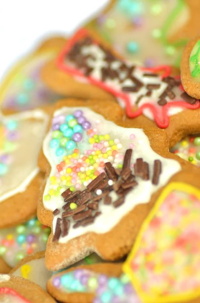 Deliciosos biscoitos decorados de Natal isolados no fundo branco — Fotografia de Stock