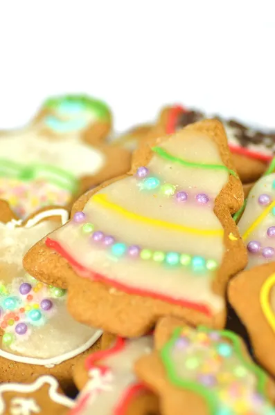 Délicieux biscuits de Noël décorés isolés sur fond blanc — Photo