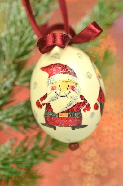 背景のボケ味をデコパージュの技法によって作られたクリスマス安物の宝石 — ストック写真