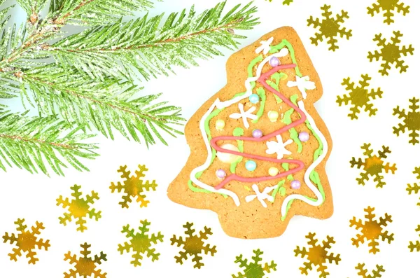 Delicioso biscoito de Natal decorado no fundo branco — Fotografia de Stock