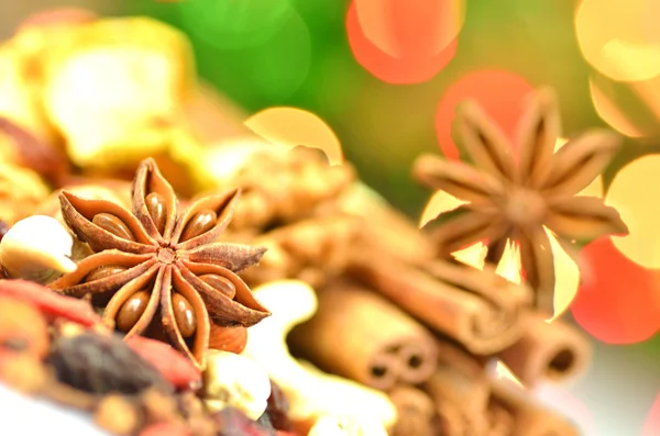 Vánoční koření, ořechy a sušené ovoce na pozadí bokeh — Stock fotografie