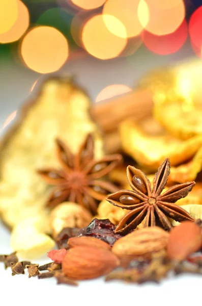 Especiarias de Natal, nozes e frutas secas no fundo do bokeh — Fotografia de Stock