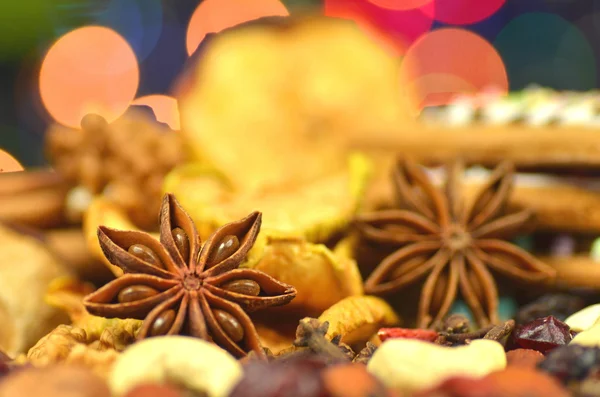 Spezie natalizie, noci, biscotti e frutta secca su sfondo bokeh — Foto Stock