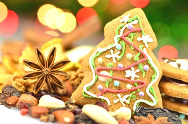 Weihnachtsgewürze, Nüsse, Plätzchen und Trockenfrüchte auf Bokeh-Hintergrund — Stockfoto