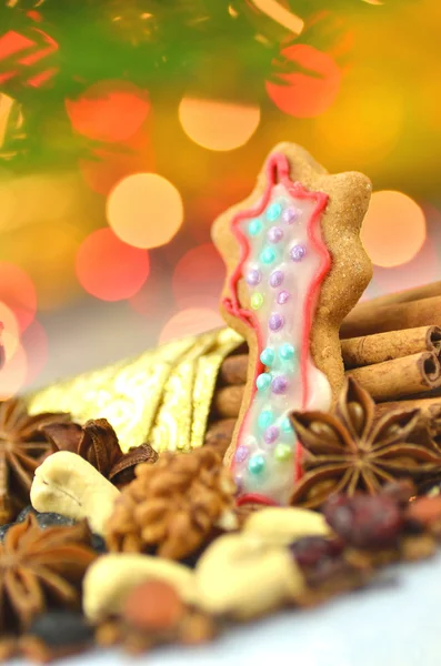Рождественские специи, орехи, печенье и сухофрукты на боке фоне — стоковое фото