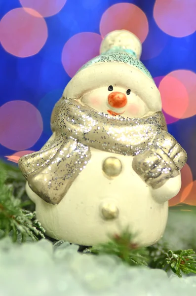 Decoración navideña, figura de muñeco de nieve sobre fondo bokeh —  Fotos de Stock