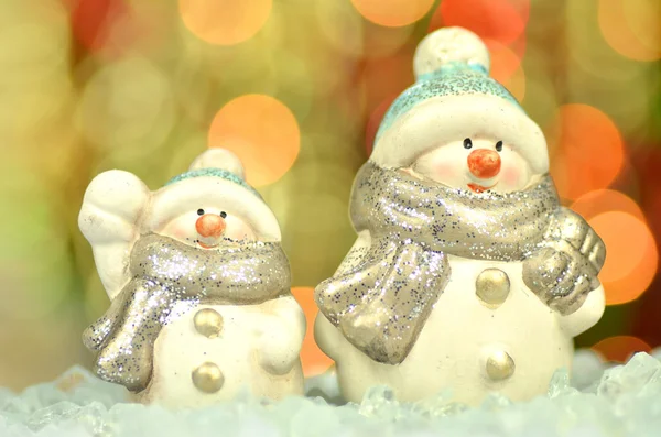 Decoração de Natal, duas figuras de boneco de neve contra fundo bokeh — Fotografia de Stock