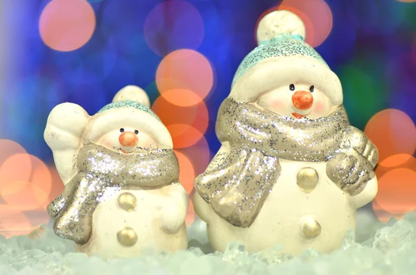 Decoración de Navidad, dos figuras de muñeco de nieve sobre fondo bokeh —  Fotos de Stock