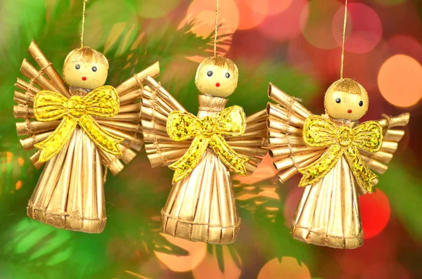 Kerstdecoratie, koor van engelen tegen bokeh achtergrond — Stockfoto