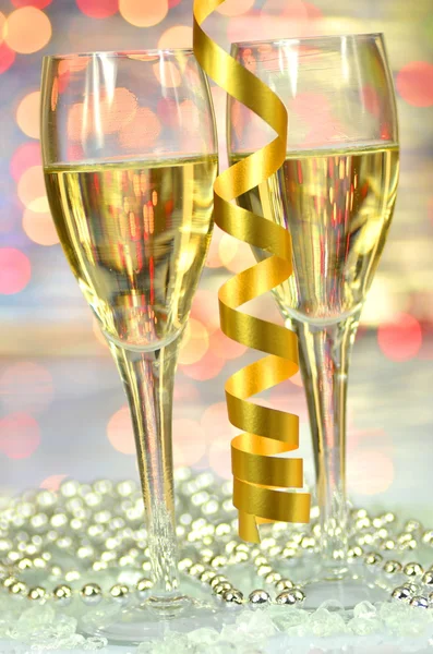 Deux verres de champagne sur fond bokeh — Photo