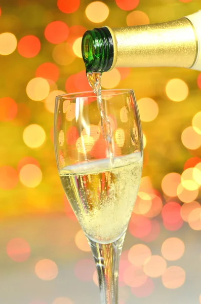 Un bicchiere di champagne sullo sfondo bokeh — Foto Stock