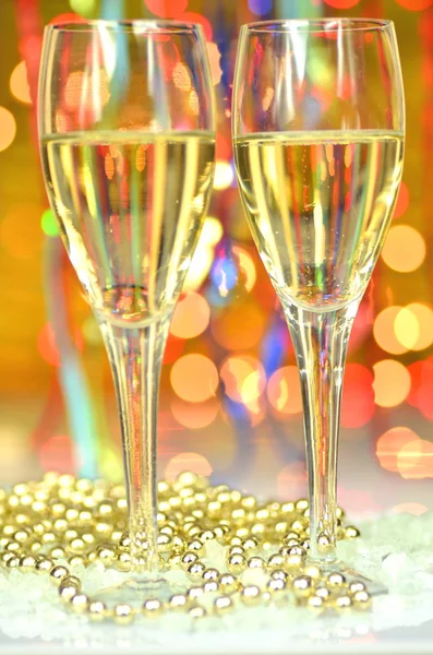 Zwei Gläser Champagner vor Bokeh-Hintergrund — Stockfoto