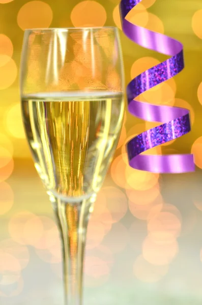 Ein Glas Champagner vor Bokeh-Hintergrund — Stockfoto