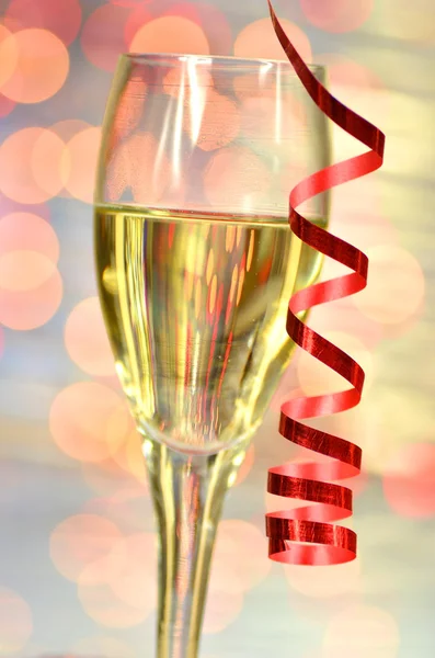 Un bicchiere di champagne sullo sfondo bokeh — Foto Stock