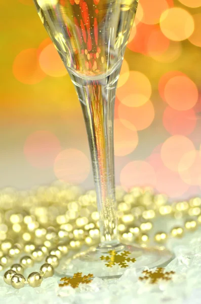Una copa de champán sobre fondo bokeh —  Fotos de Stock