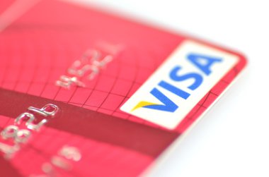 visa kredi kartı beyaz zemin üzerine izole kapatmak