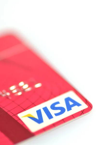 Fechar o cartão de crédito VISA isolado sobre fundo branco — Fotografia de Stock