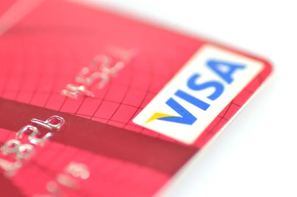 Primo piano della carta di credito VISA isolata su sfondo bianco — Foto Stock