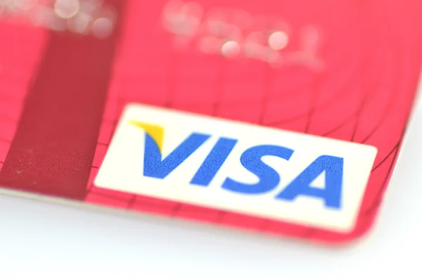 Primer plano de la tarjeta de crédito VISA aislada sobre fondo blanco — Foto de Stock