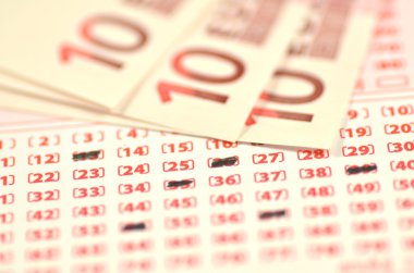 piyango bileti ve euro banknot closeup