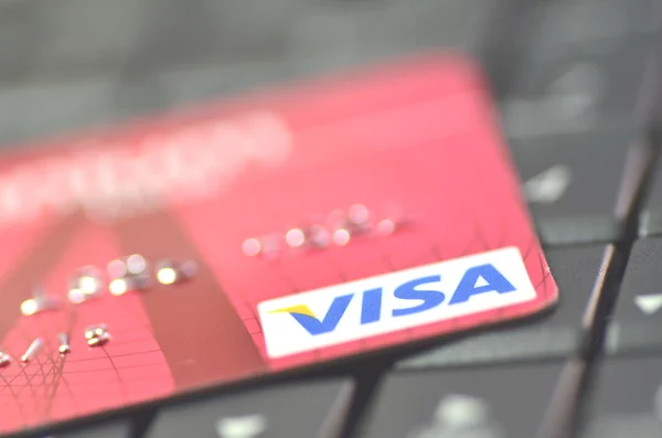 Primo piano della carta di credito VISA sulla tastiera del computer portatile — Foto Stock