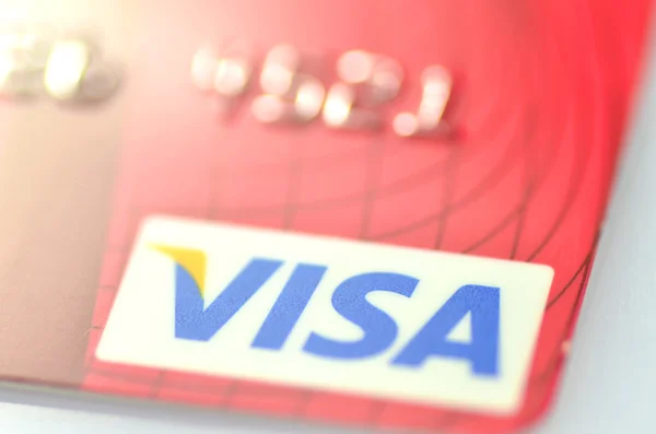 Primer plano de la tarjeta de crédito VISA aislada sobre fondo blanco — Foto de Stock