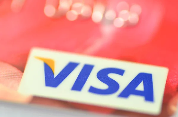 Primo piano della carta di credito VISA isolata su sfondo bianco — Foto Stock