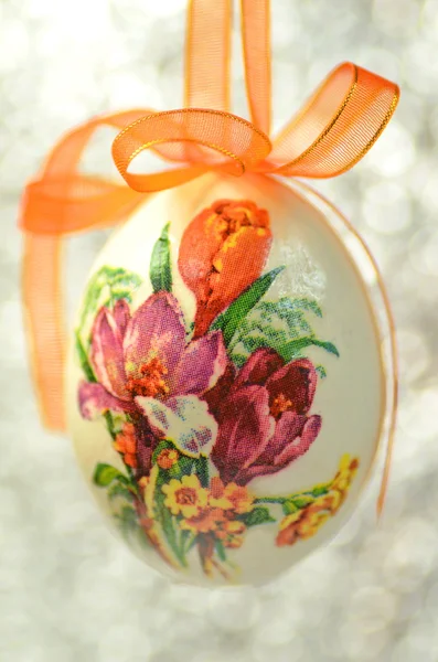 Huevo de Pascua decorado con flores hechas por la técnica de decoupage sobre fondo bokeh —  Fotos de Stock