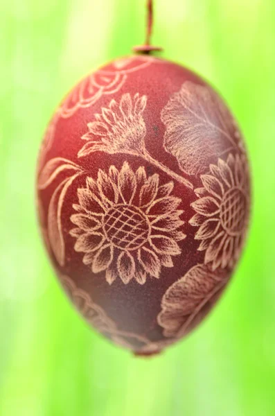 Huevo de Pascua tradicional rayado hecho a mano sobre fondo verde — Foto de Stock