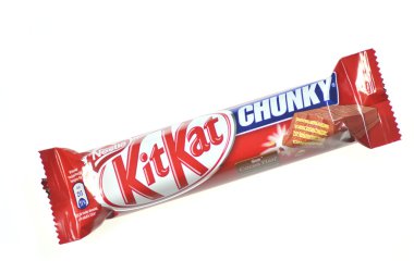Beyaz arka plan üzerinde izole kit kat çikolata bar
