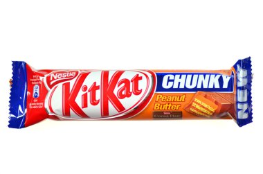 Beyaz arka plan üzerinde izole kit kat çikolata bar
