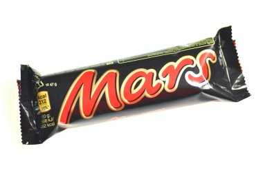 Beyaz arka plan üzerinde izole mars çikolata bar